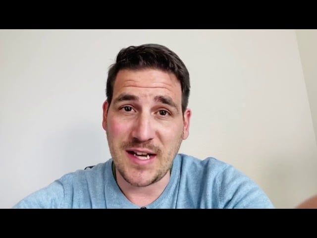Standbild aus dem Video: Ein Kunde erzählt von seinen Erfahrungen in der Praxis
